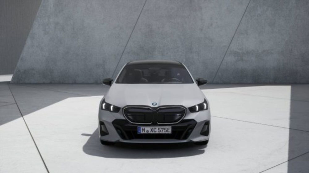 BMW i5 Touring nuova a Modena (3)