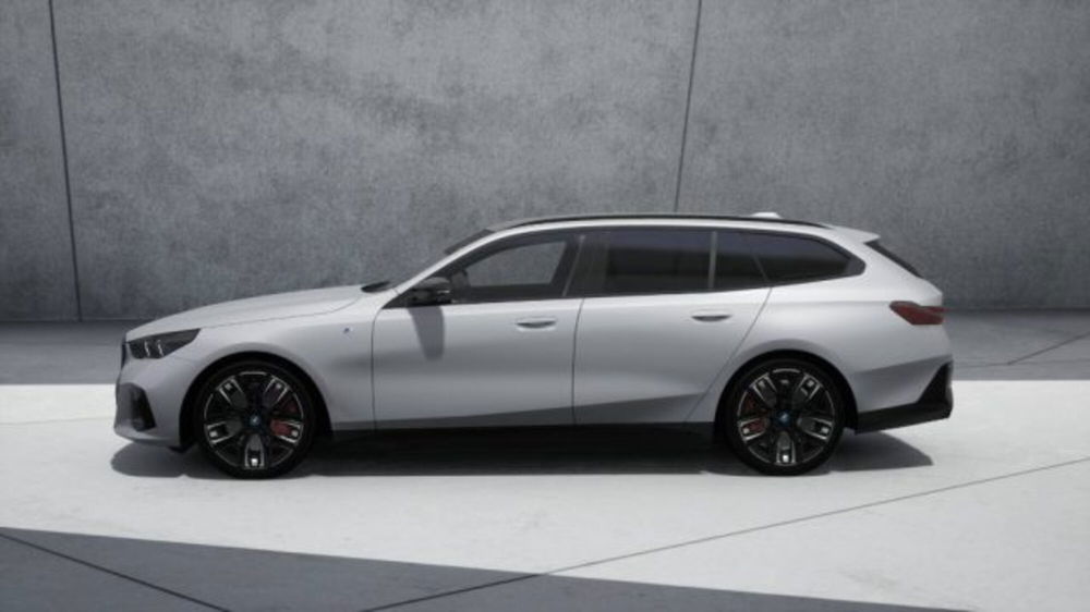 BMW i5 Touring nuova a Modena (4)