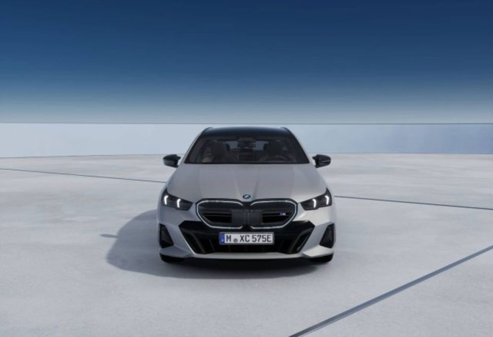 BMW i5 Touring nuova a Modena (3)