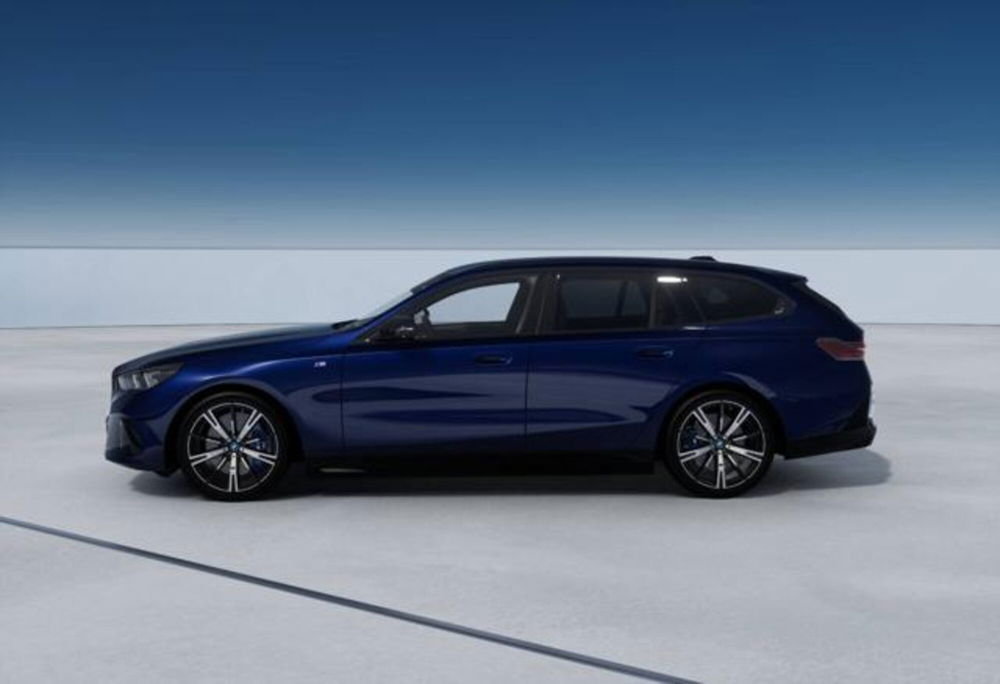 BMW i5 Touring nuova a Modena (4)