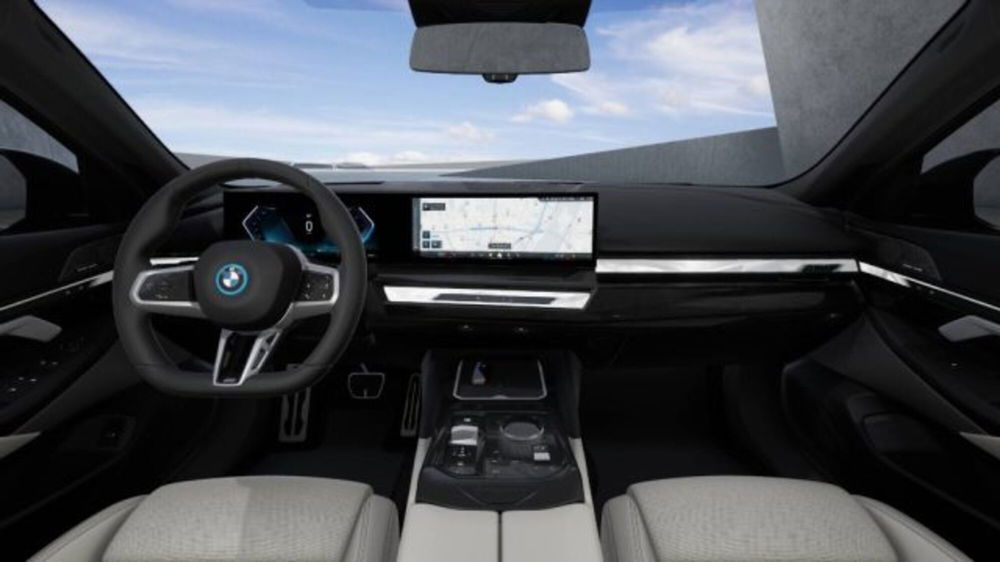 BMW i5 Touring nuova a Modena (11)