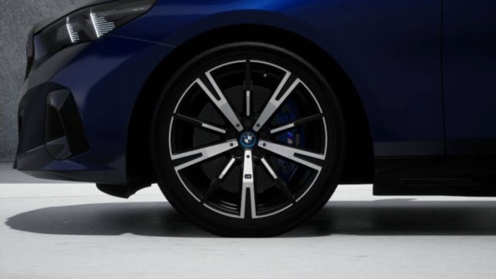 BMW i5 Touring nuova a Modena (8)