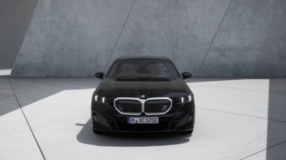 BMW i5 Touring nuova a Modena (3)