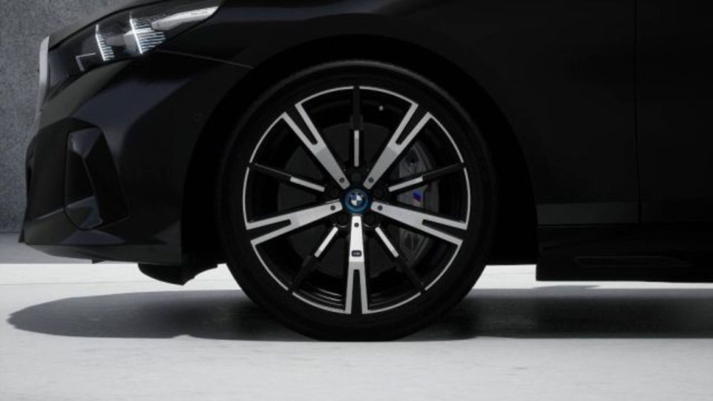 BMW i5 Touring nuova a Modena (8)