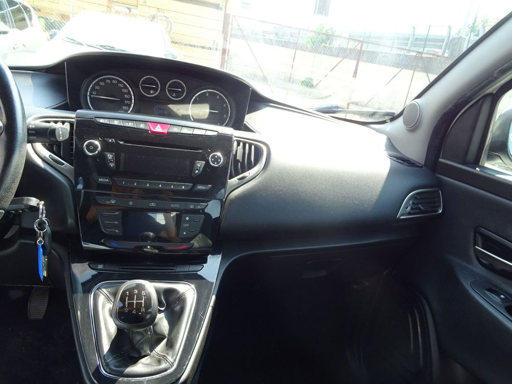 Lancia Ypsilon usata a Lucca (11)