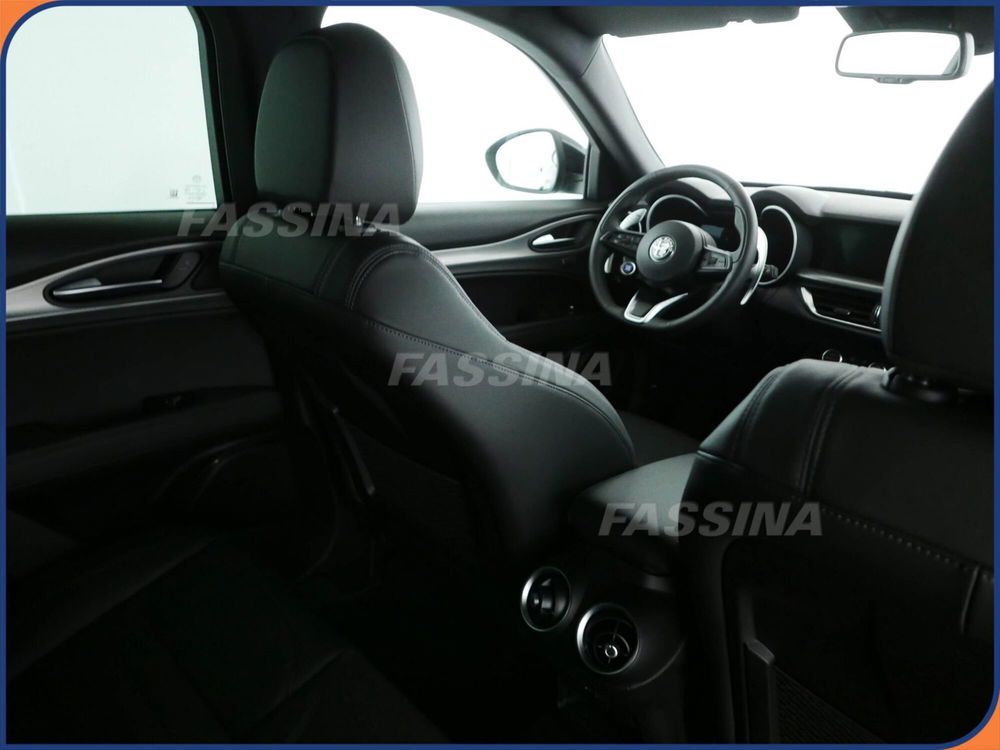 Alfa Romeo Stelvio nuova a Milano (10)