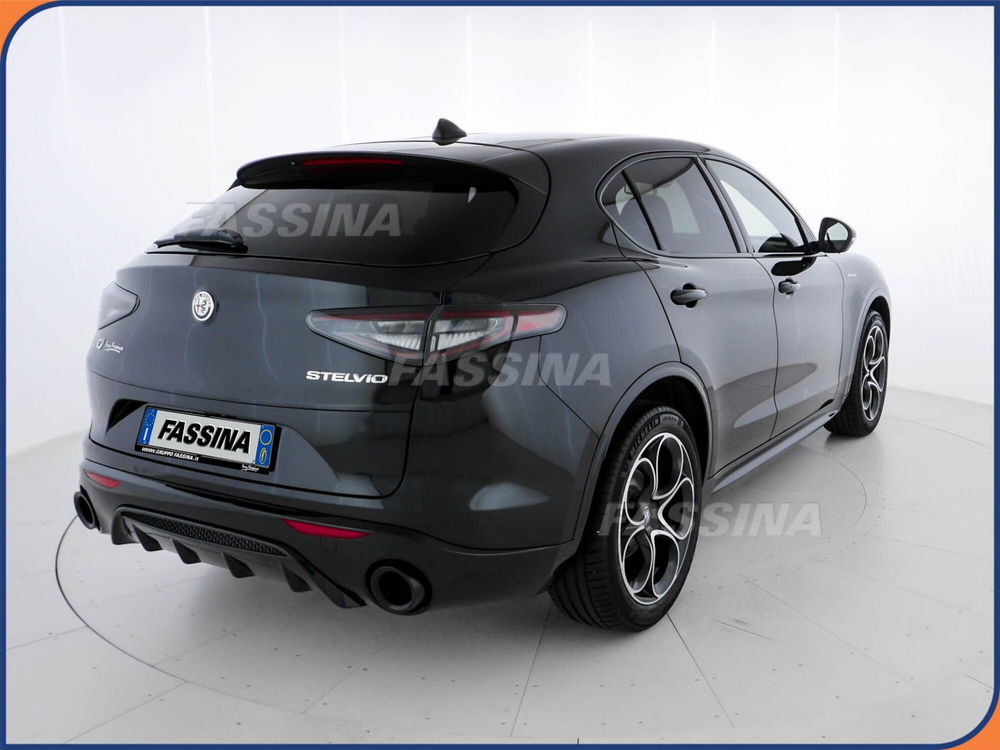 Alfa Romeo Stelvio nuova a Milano (6)