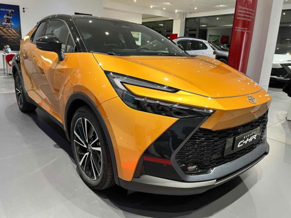 Toyota Toyota C-HR nuova a Cuneo (2)