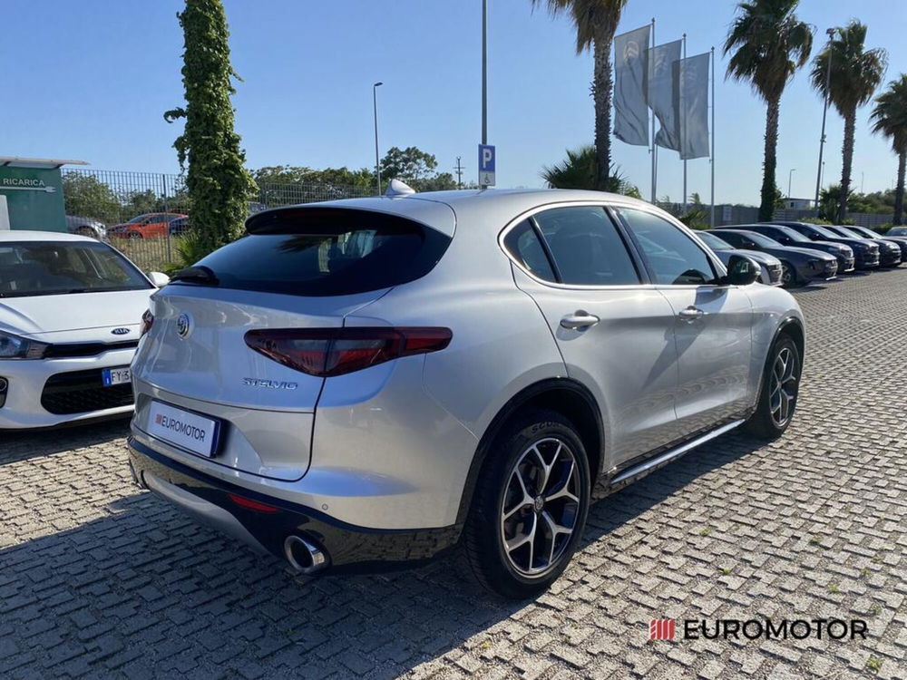 Alfa Romeo Stelvio usata a Bari (7)