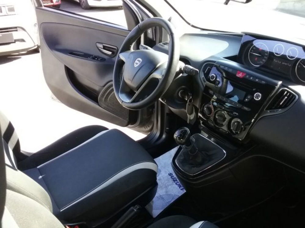 Lancia Ypsilon usata a Macerata (11)