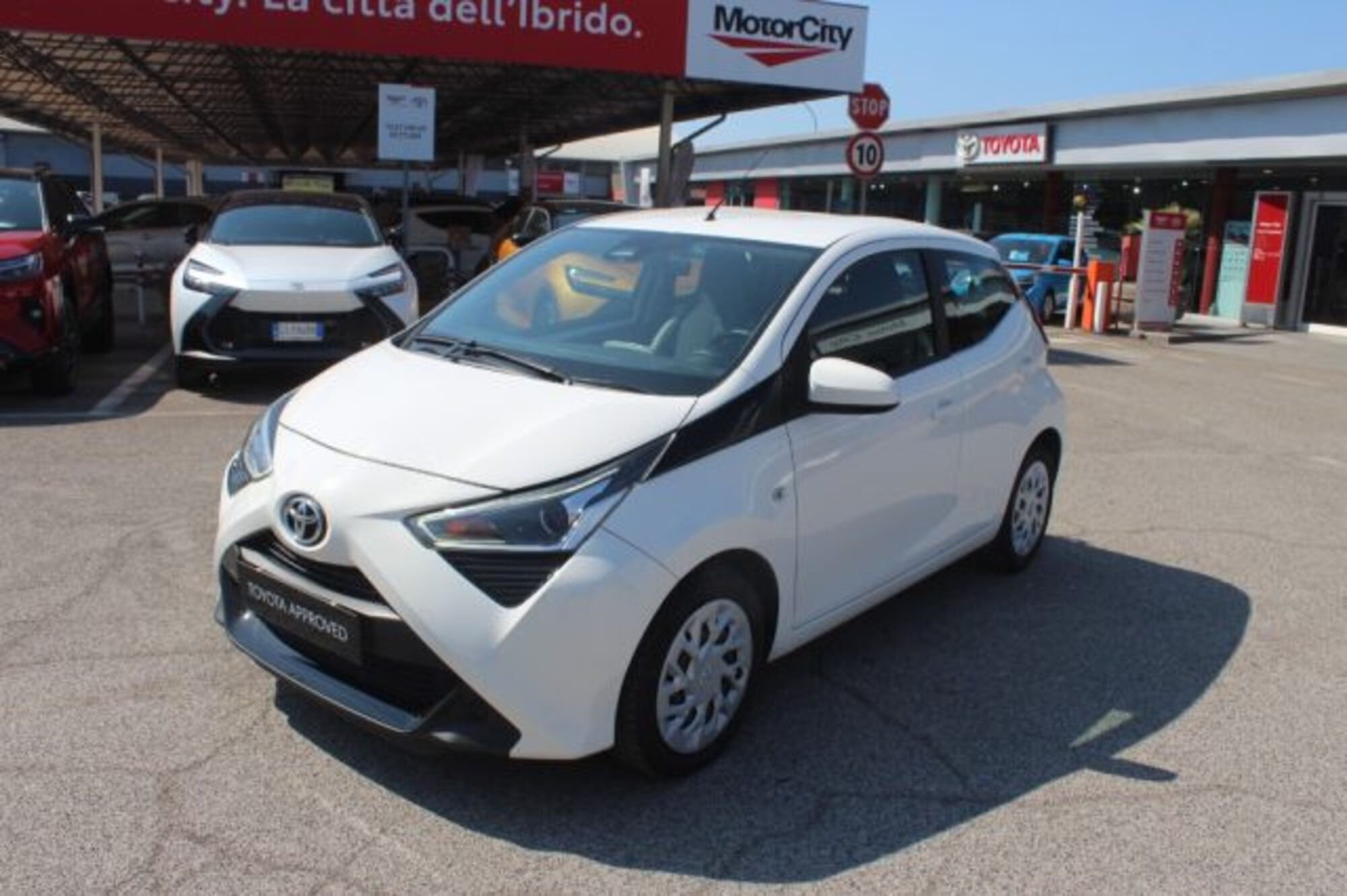 Toyota Aygo Connect 1.0 VVT-i 72 CV 5 porte x-play del 2020 usata a Roma