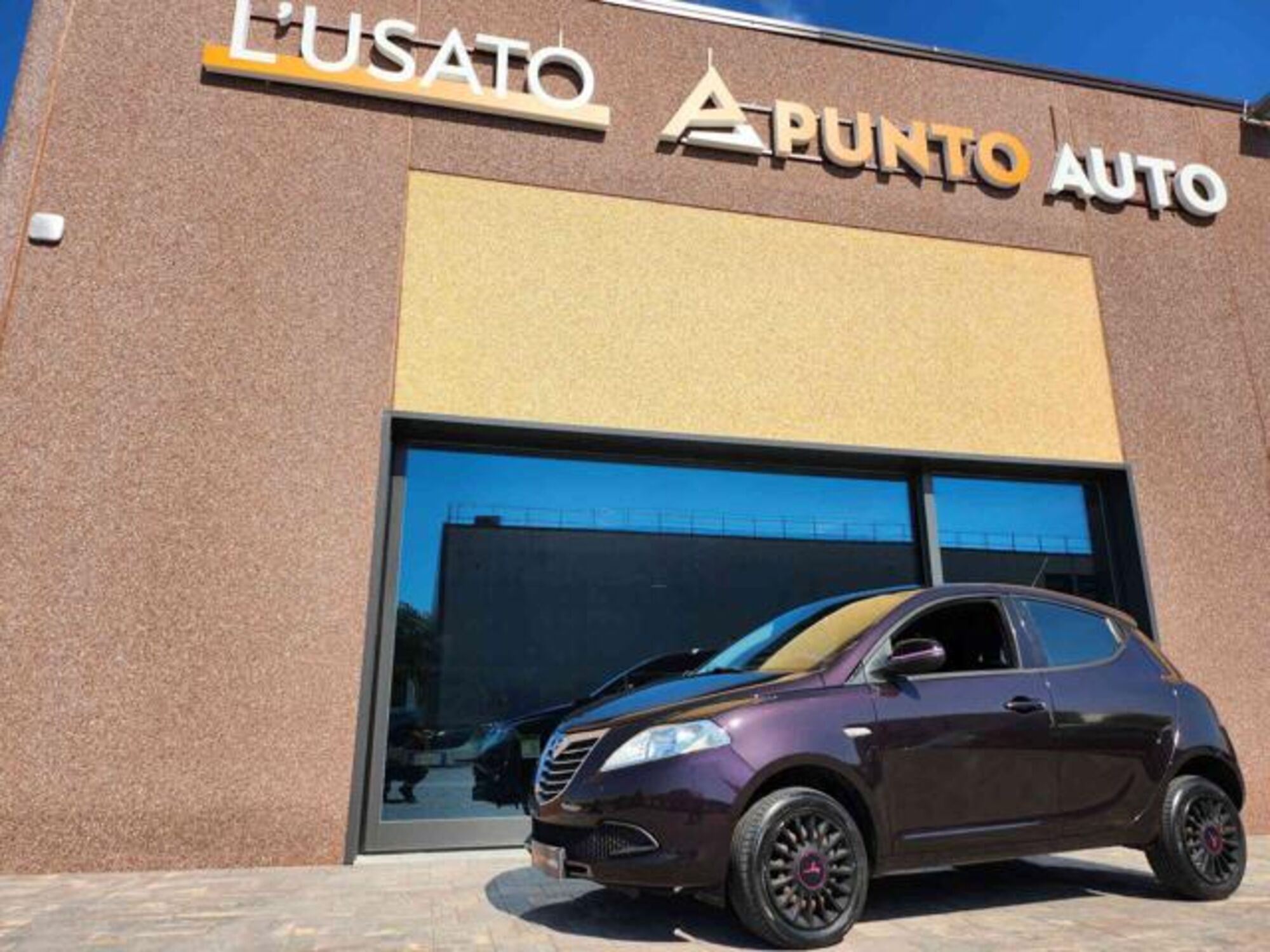 Lancia Ypsilon 0.9 TwinAir 85 CV 5 porte Metano Ecochic Silver  del 2013 usata a Ancona