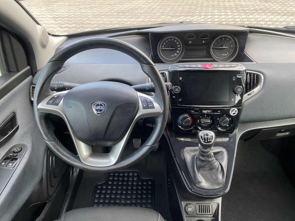 Lancia Ypsilon usata a Como (7)