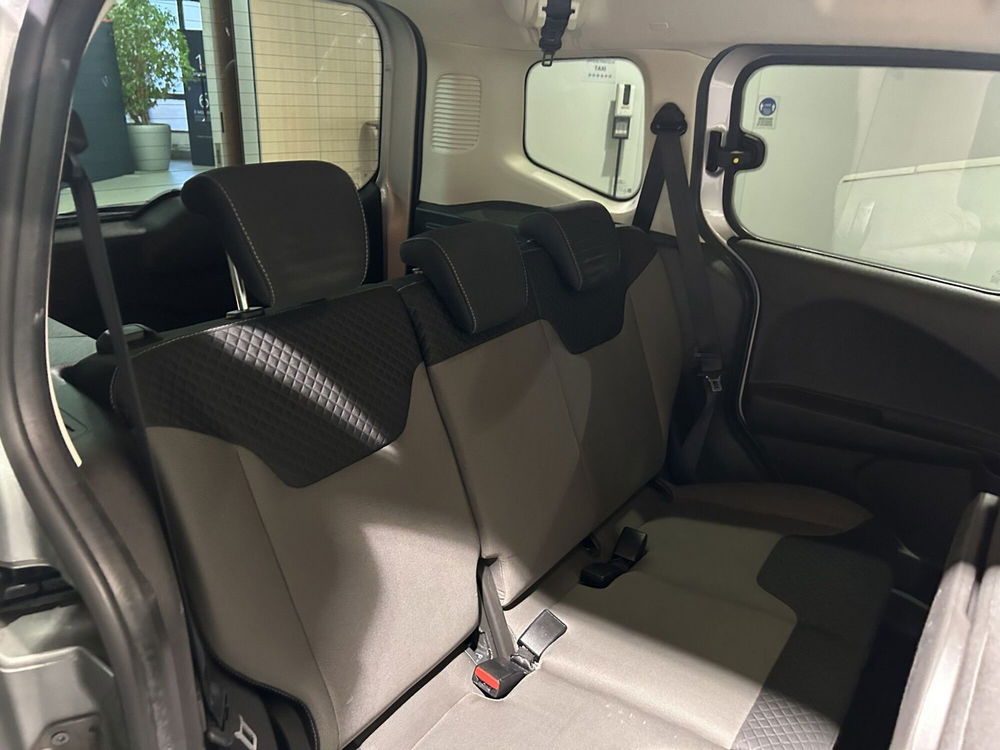 Ford Tourneo Courier usata a Milano (13)