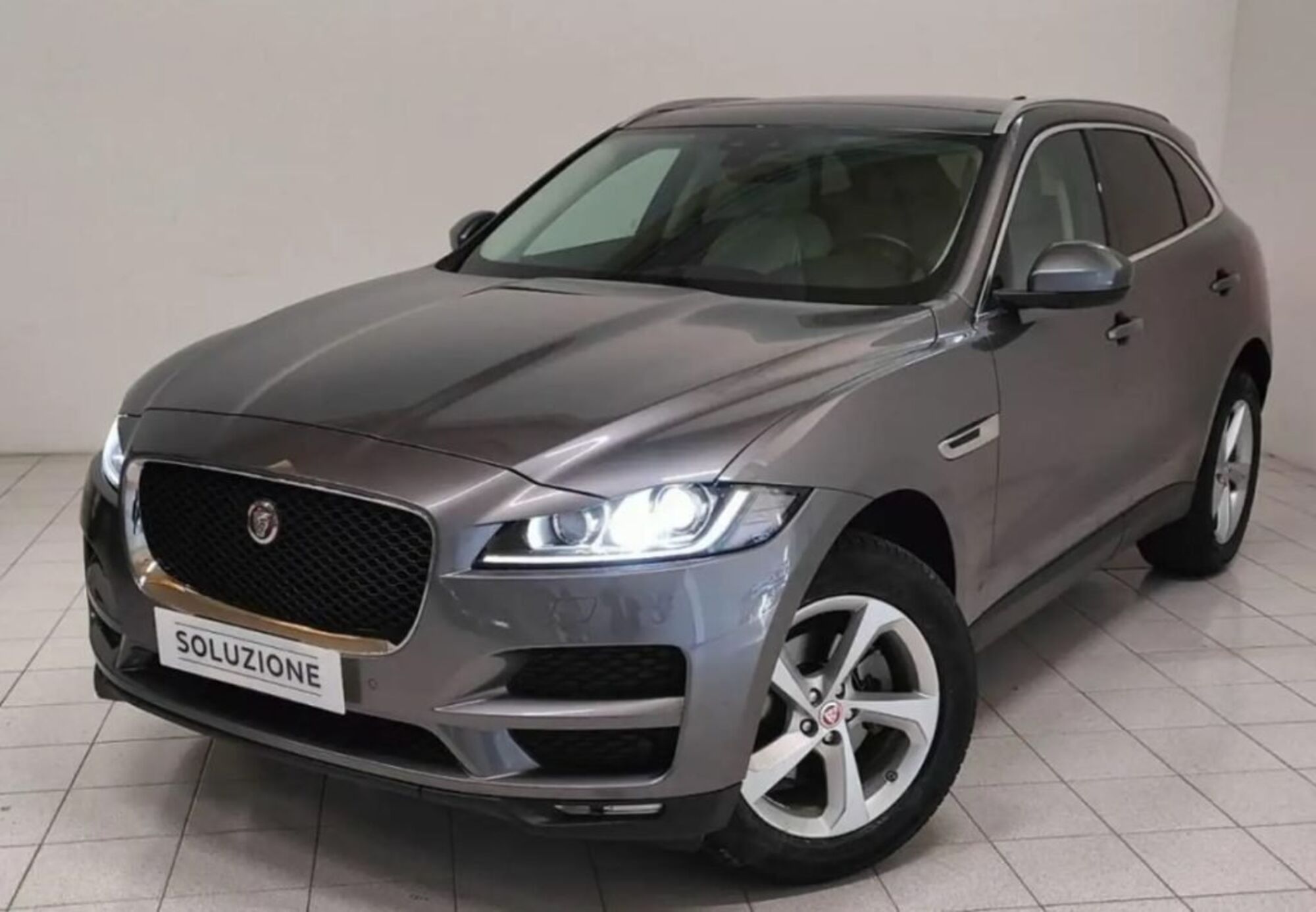 Jaguar F-Pace 2.0 D 240 CV AWD aut. Prestige  del 2019 usata a Novara