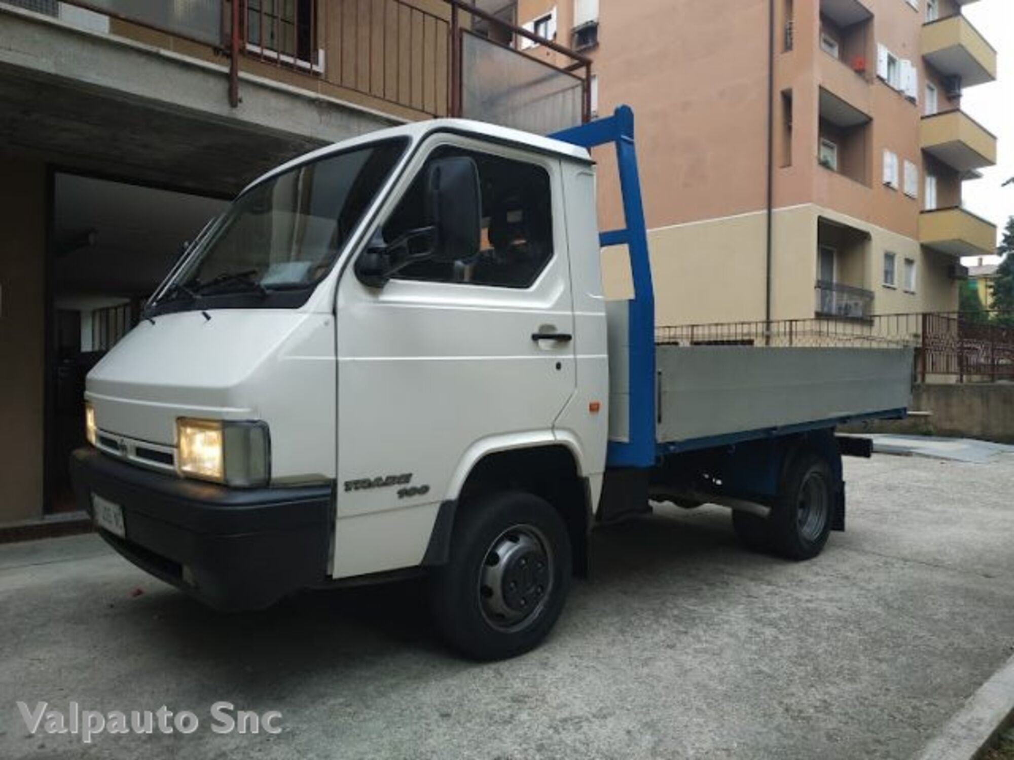 Nissan Trade Telaio diesel PM-TB Cabinato  del 1996 usata a Verona