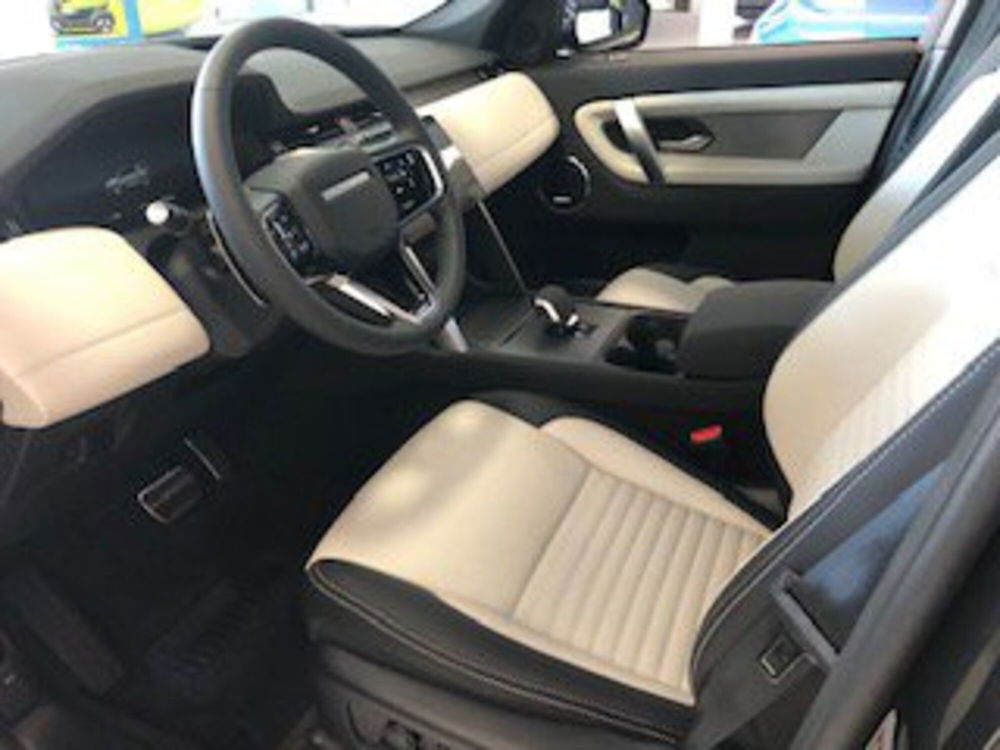 Land Rover Discovery Sport nuova a Milano (11)