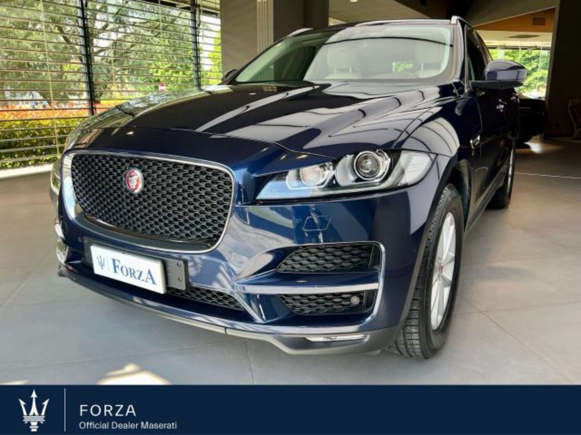 Jaguar F-Pace 2.0 D 180 CV AWD Prestige  del 2018 usata a Venaria Reale