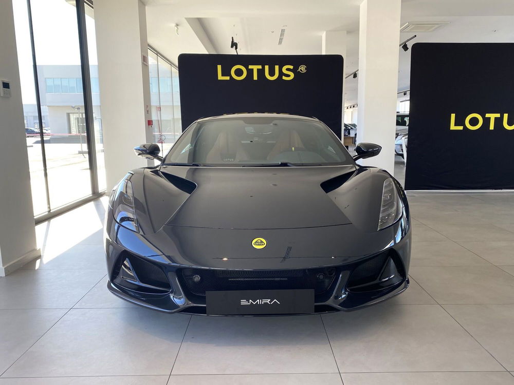 Lotus Emira nuova a Bari (3)