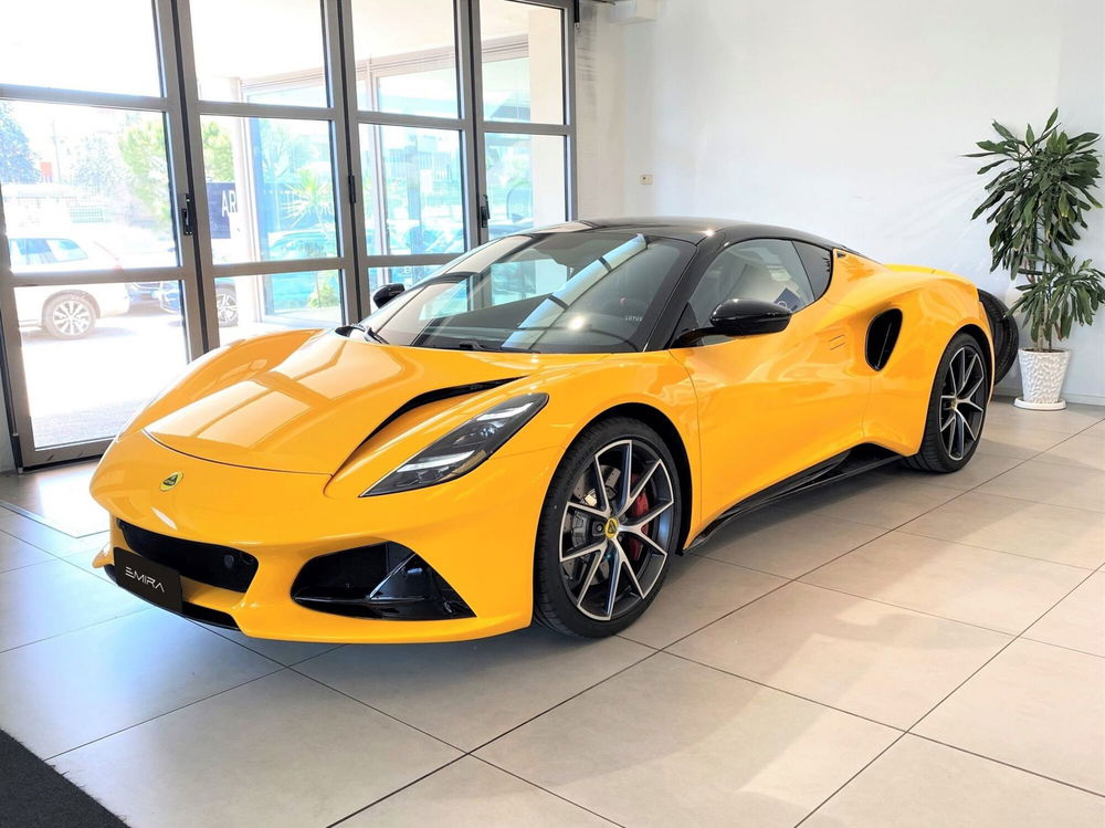 Lotus Emira usata a Bari