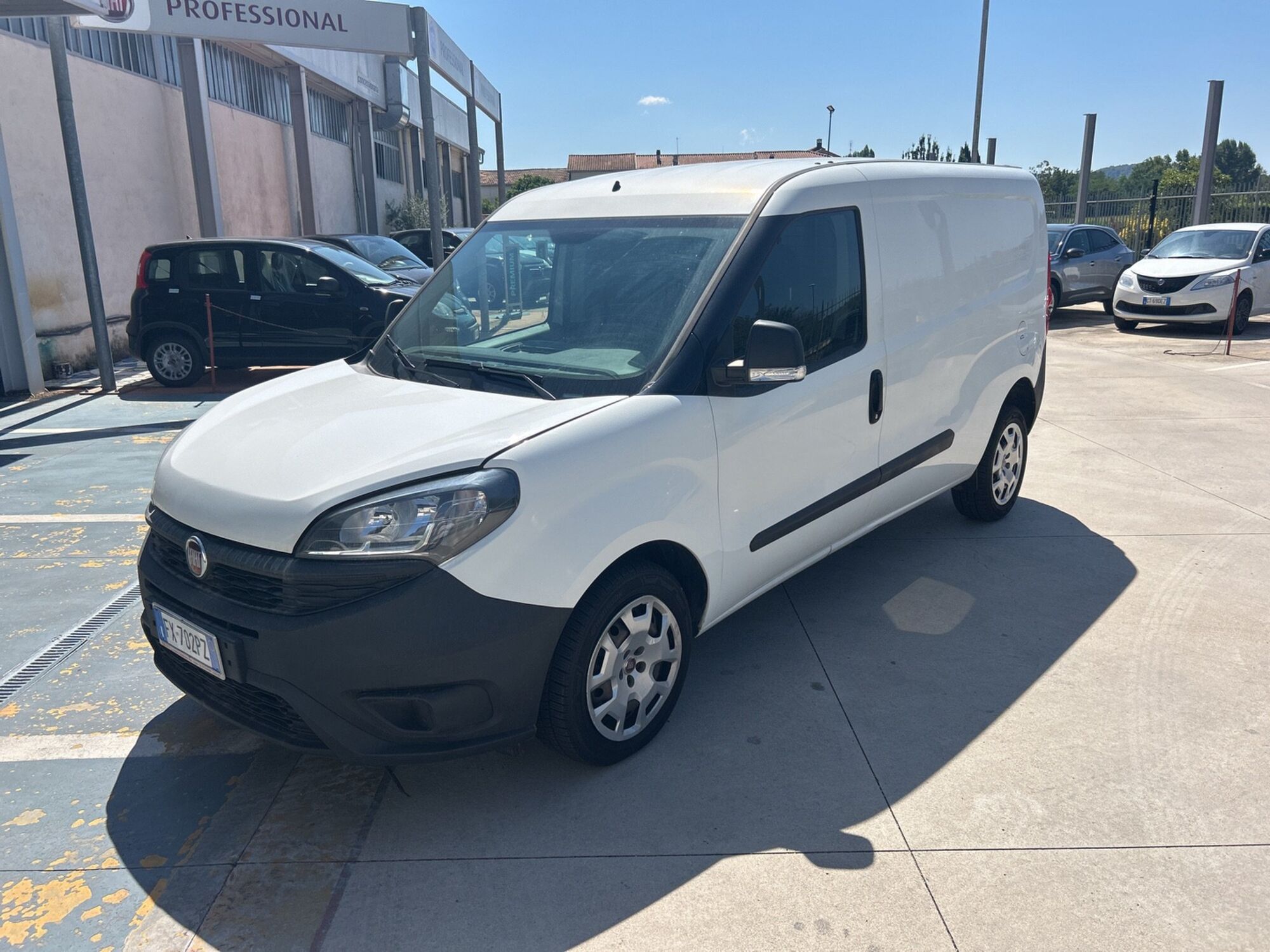 Fiat Dobl&ograve; Furgone 1.6 MJT 105CV PL-TA Cargo Maxi XL Lamierato  del 2019 usata a Sora