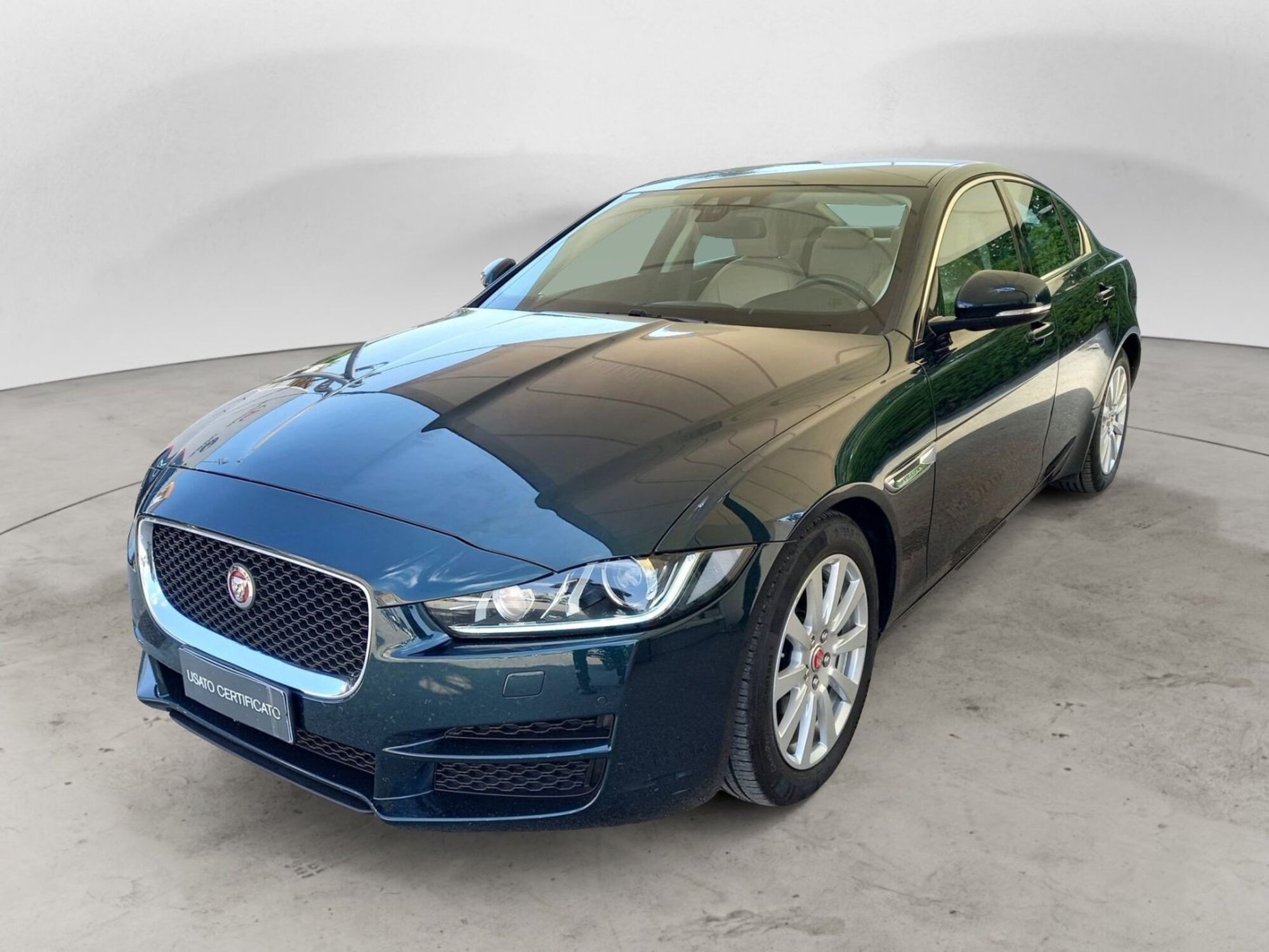 Jaguar XE 2.0 D Turbo 180 CV AWD aut. Prestige  del 2016 usata a Bari