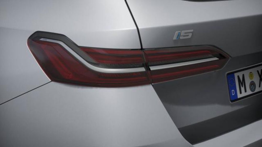 BMW i5 Touring nuova a Modena (10)