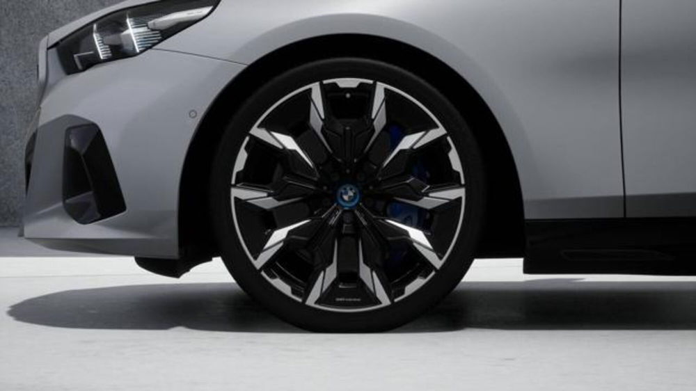 BMW i5 Touring nuova a Modena (7)