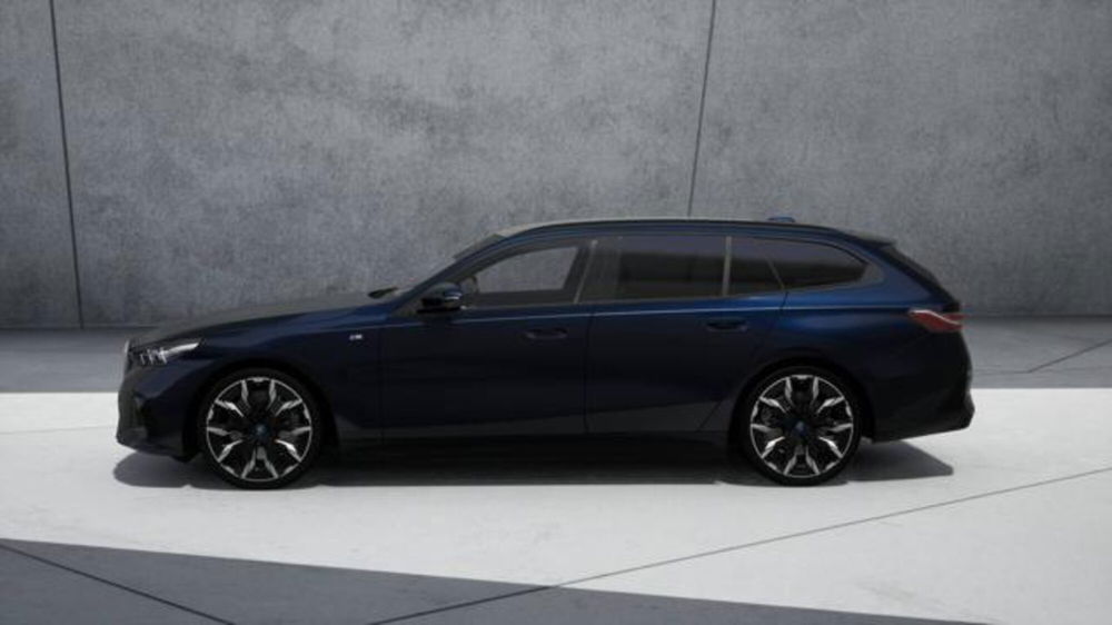 BMW i5 Touring nuova a Modena (4)