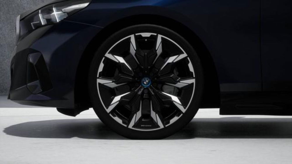 BMW i5 Touring nuova a Modena (8)