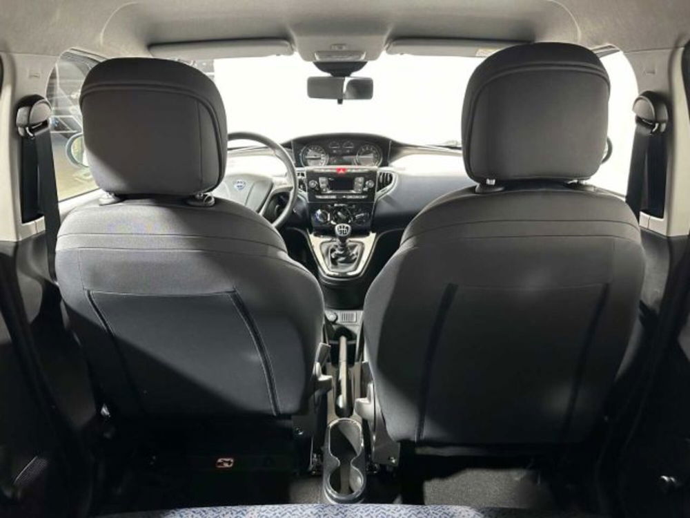 Lancia Ypsilon nuova a Sondrio (16)