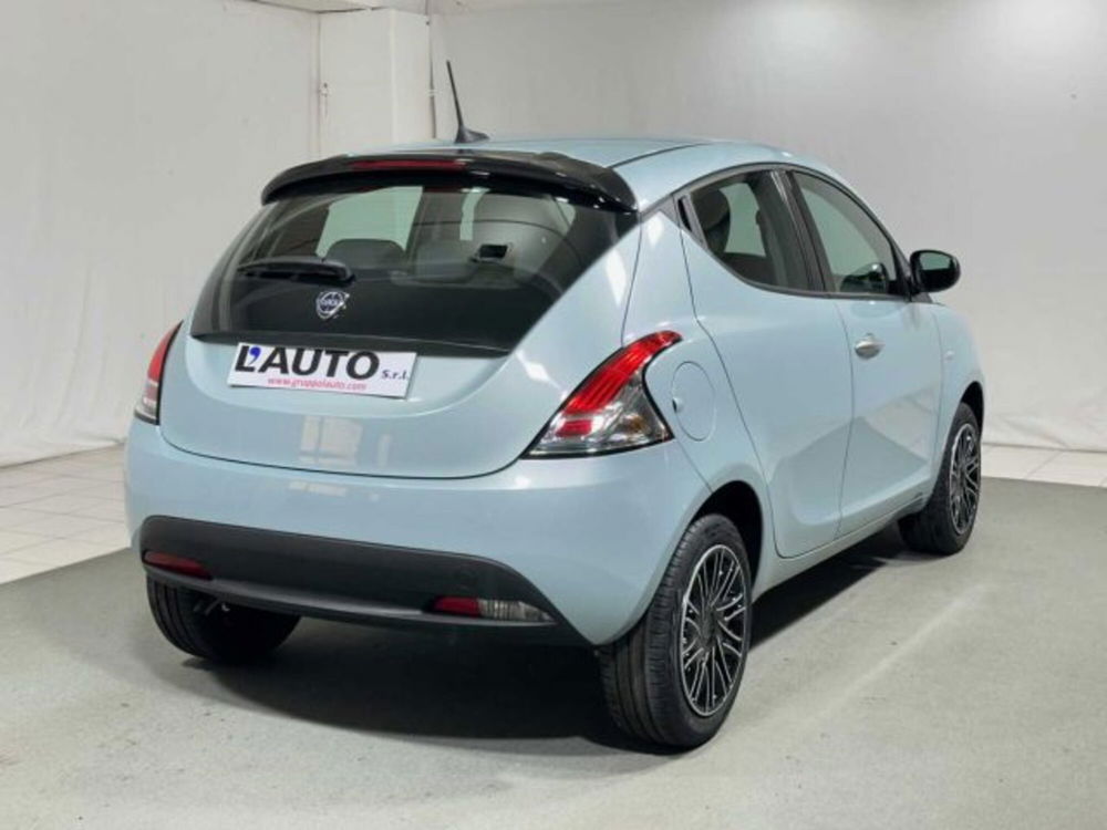 Lancia Ypsilon nuova a Sondrio (5)