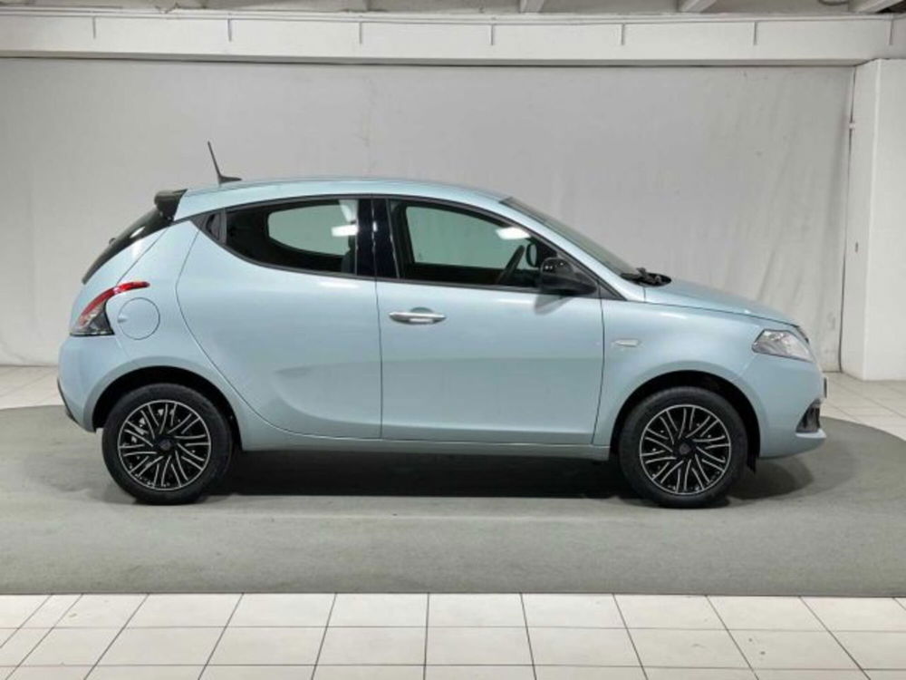 Lancia Ypsilon nuova a Sondrio (6)