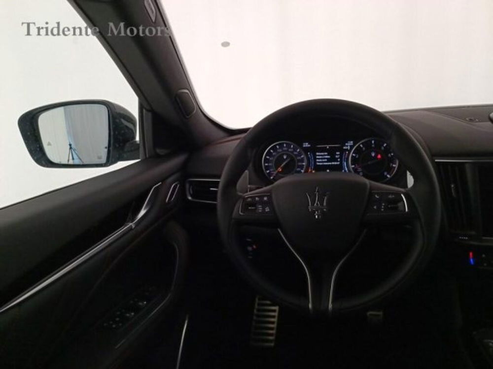 Maserati Levante nuova a Padova (17)