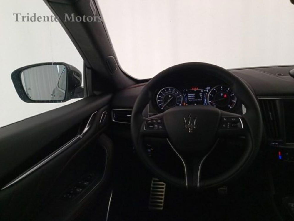 Maserati Levante nuova a Padova (14)