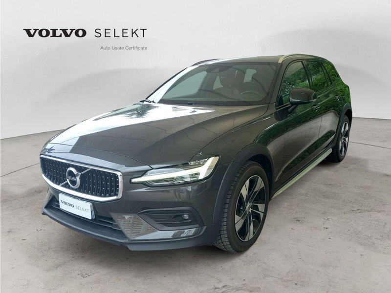 Volvo V60 Cross Country B4 (d) AWD Geartronic Business Pro Line del 2021 usata a Bari