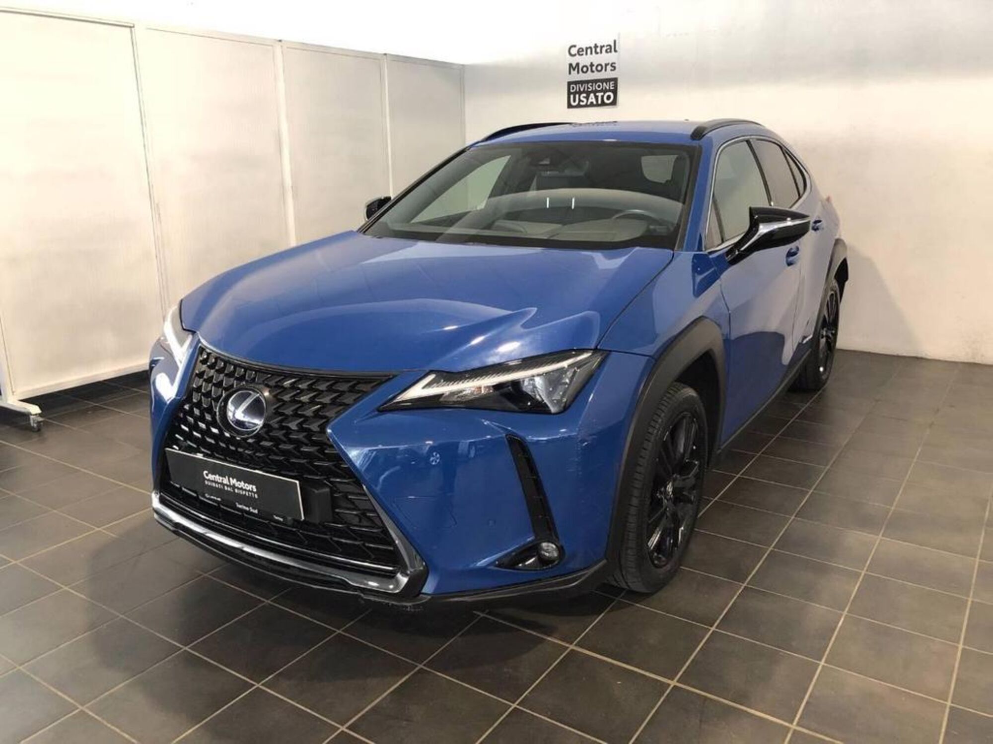 Lexus UX Hybrid Midnight del 2021 usata a Torino