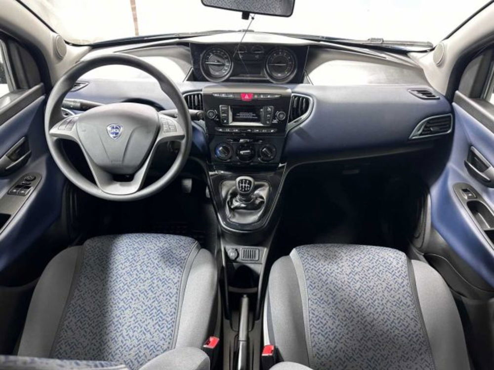 Lancia Ypsilon nuova a Sondrio (12)