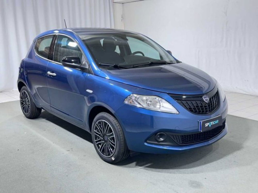 Lancia Ypsilon nuova a Sondrio (7)