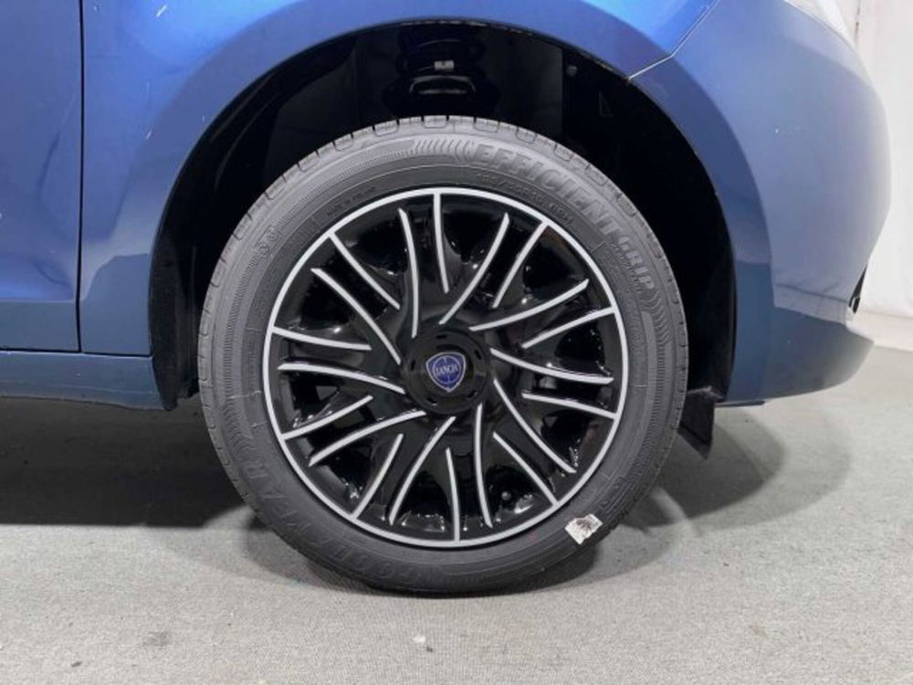 Lancia Ypsilon nuova a Sondrio (9)