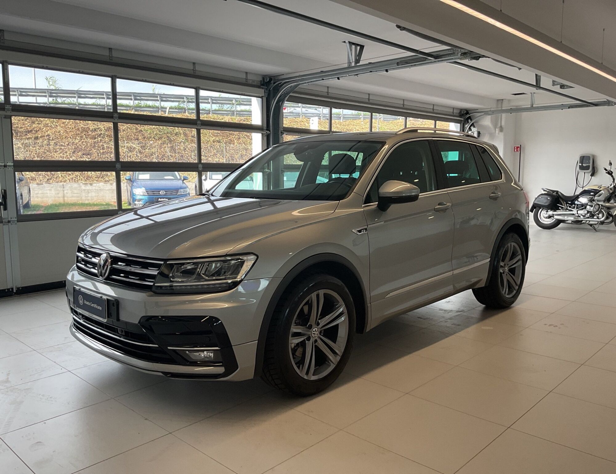 Volkswagen Tiguan Allspace 2.0 tdi R-Line 150cv dsg del 2020 usata a Salerno