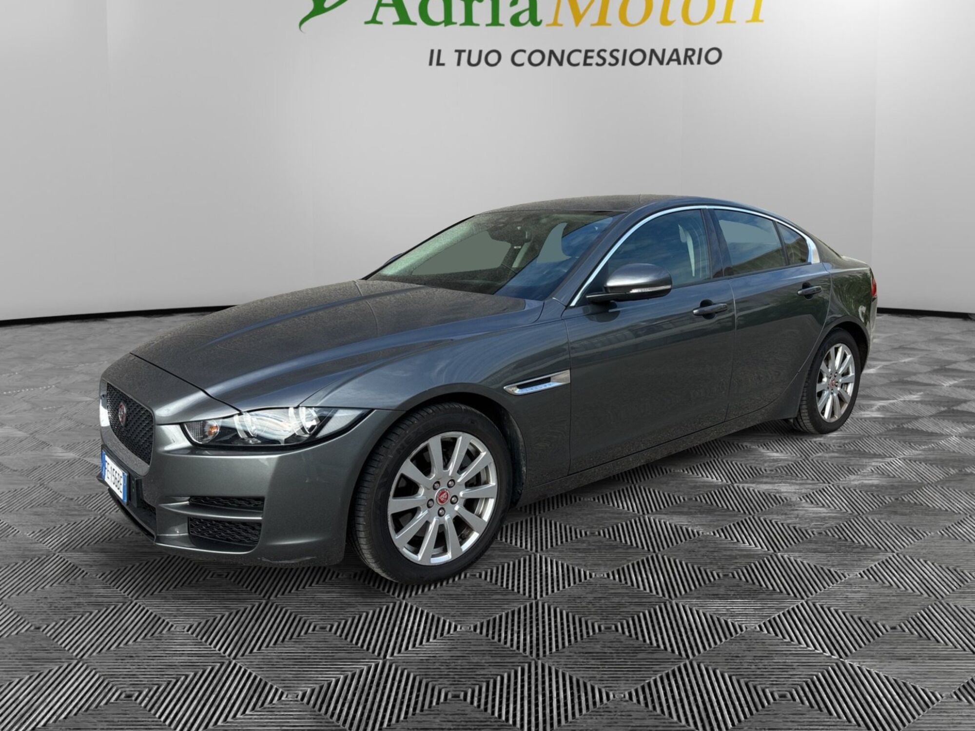 Jaguar XE 2.0 D Turbo 180 CV AWD aut. Prestige  del 2016 usata a Pordenone