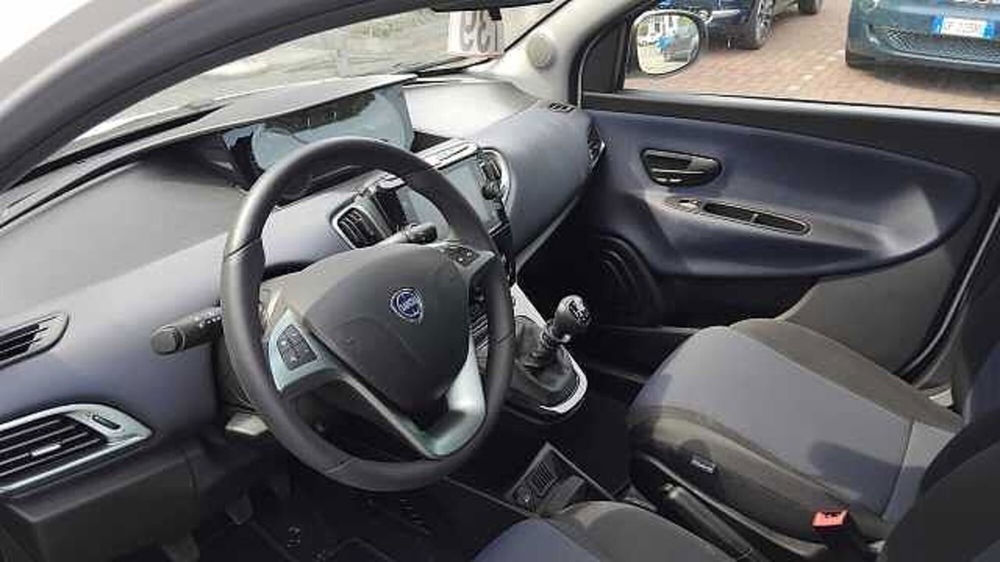 Lancia Ypsilon usata a Milano (9)