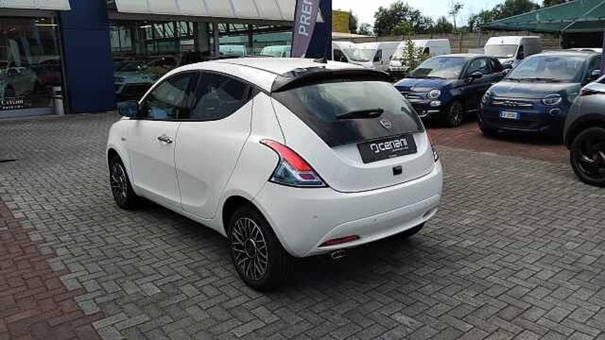 Lancia Ypsilon 1.0 FireFly 5 porte S&amp;S Hybrid Ecochic Silver  del 2024 usata a Legnano