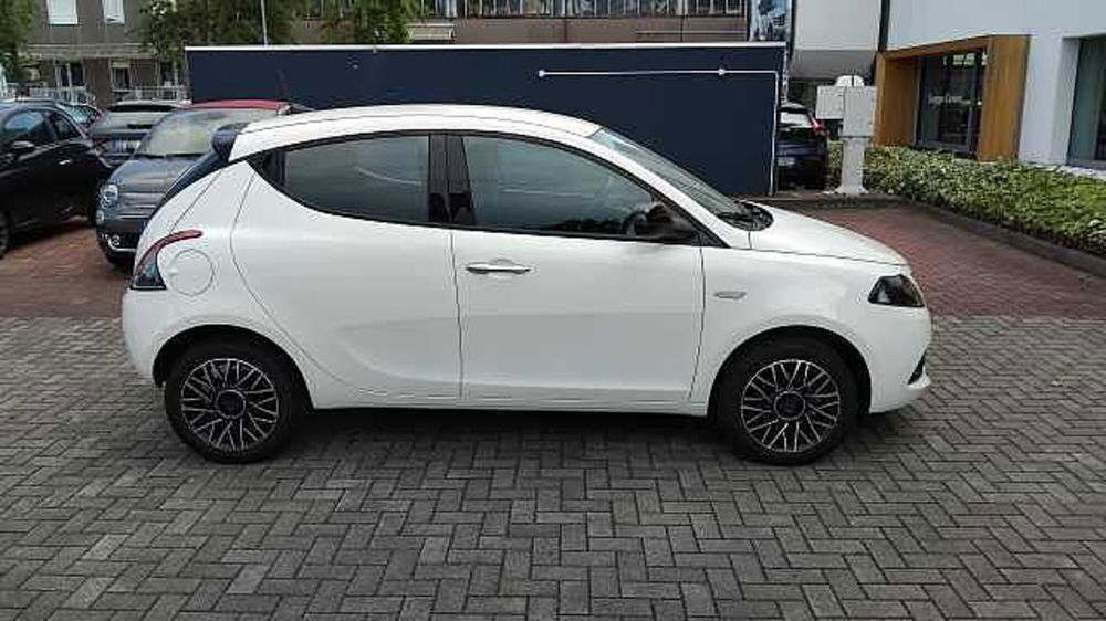 Lancia Ypsilon usata a Milano (5)