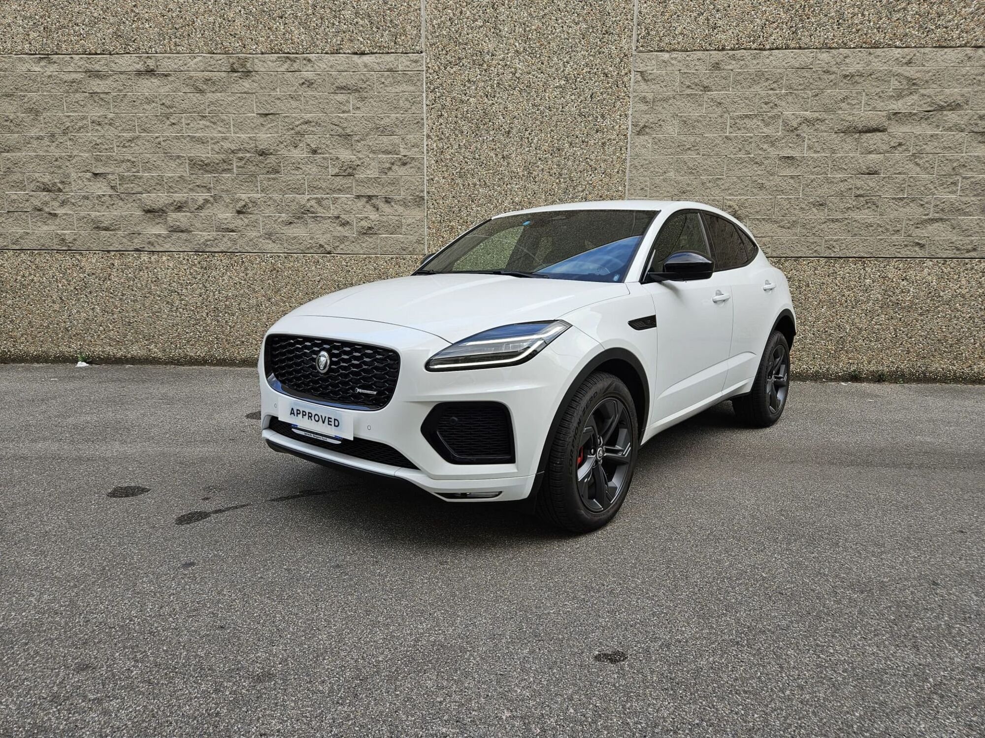 Jaguar E-Pace 2.0d i4 mhev R-Dynamic SE awd 163cv auto del 2023 usata a Bergamo