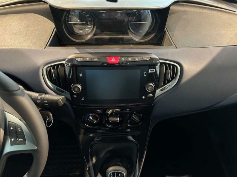 Lancia Ypsilon nuova a Sondrio (14)