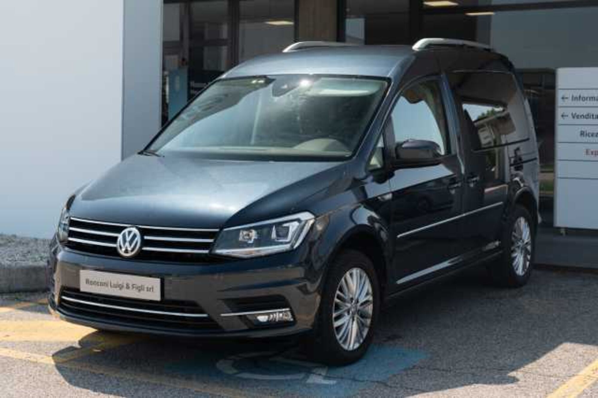 Volkswagen Caddy 2.0 TDI 150 CV DSG Highline  del 2018 usata a Rovigo