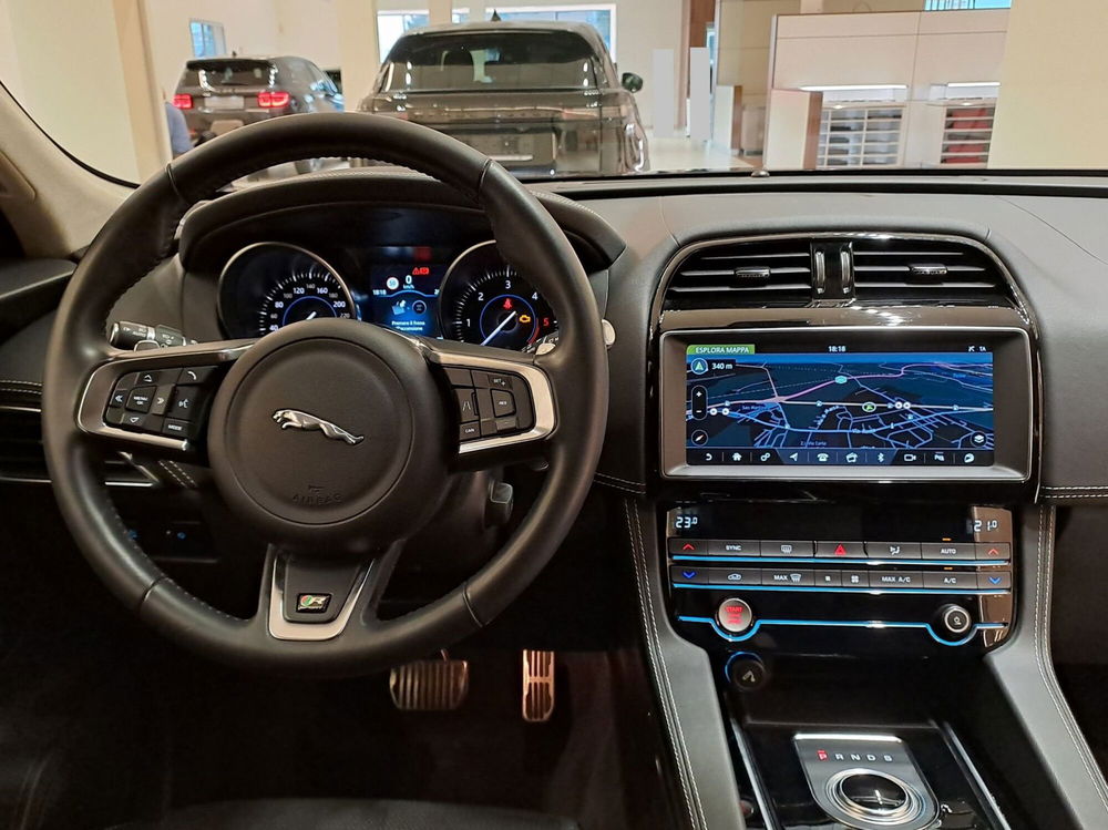 Jaguar F-Pace usata a Pavia (5)