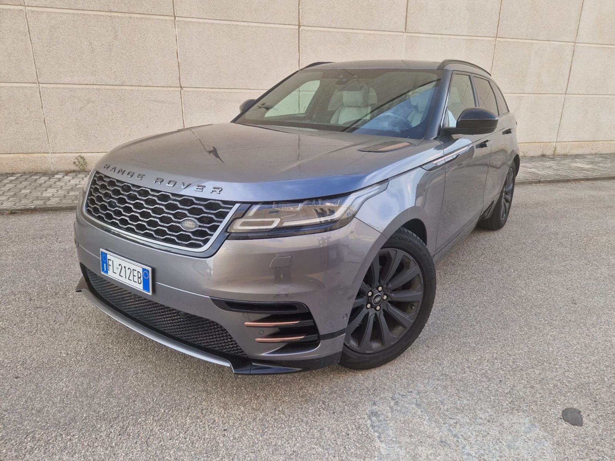 Land Rover Range Rover Velar 2.0D I4 240 CV R-Dynamic SE  del 2017 usata a Marcianise